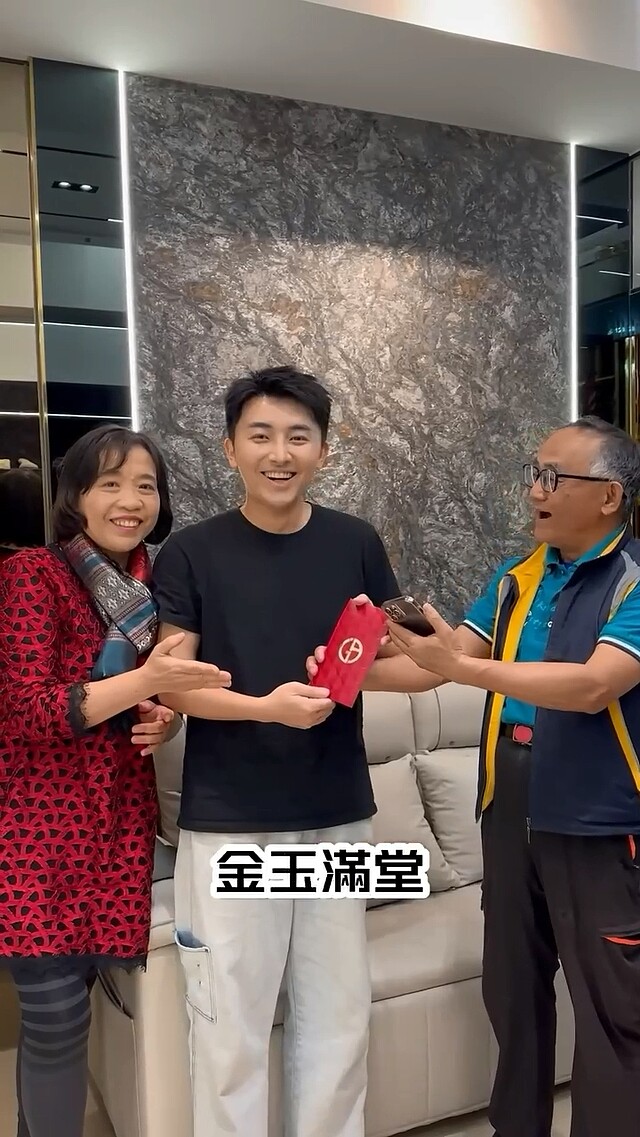 張柏謙父母與兒子共度喬遷之喜。圖/取自張柏謙Brade臉書粉絲團
